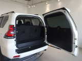 小柄な方でも扱いやすい横開きのバックドアです。狭い駐車場でも荷物の出し入れが楽です。