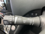 表示がレバー上にまとめられており、運転席から設定を確認しやすい構成です。天候や視界の変化に合わせた操作に手が届きやすく、日常の運転を支える便利な装備です。