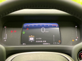 速度やシフト位置、燃料残量など、運転に必要な情報をまとまりよく確認できます。表示が見やすく、走行前の確認や日々の運転中にも必要な情報を把握しやすいメーターまわりです。