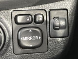 【電動格納ミラー】サイドミラーは電動格納式となっており、狭い駐車場でもキズがつくリスクを抑えられます。