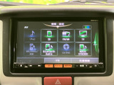 iPodやSD、FM・AM、テレビなど、利用できる音源やメニューが画面に表示されています。項目が整理されており、その日の気分や用途に合わせて選びやすい装備です。