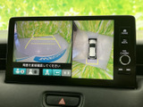 後方映像に加えて車両周囲の様子も画面で確認でき、駐車時の位置合わせや周囲の確認をサポートします。目安となるラインも表示され、後退時に役立つ装備です。