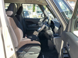 前席は視線が前方へ抜けやすく、運転席と助手席の間にもゆとりを感じるレイアウトです。シートの柄が落ち着いた印象で、ドア開口部から乗り降りしやすい点も魅力です。
