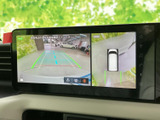 後方映像に加え、周囲を上から見たような表示も確認でき、駐車時の周辺確認をサポートします。ガイドラインも表示されるため、限られた場所での車庫入れや切り返しに便利です。