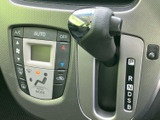 シフト位置が見やすく表示され、エアコン操作部も近くに配置されています。運転席まわりで操作箇所を確認しやすく、乗車中の温度調整などにも便利なレイアウトです。