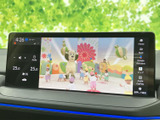 映像を大きく表示できるモニターを備え、停車中の待ち時間にはテレビ番組などを視聴してお過ごしいただけます。画面脇にはホームなどの表示もあり、必要な機能を確認しやすい設計です。