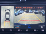 後方映像に加えて車両周辺を上から見た表示も備わり、駐車時に周囲を確認する際に便利です。画面上のガイド線も目安にでき、車庫入れや狭い場所での後退をサポートします。