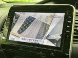 テレビ番組を画面で視聴できる装備です。停車中の休憩時間などに映像を楽しめるため、移動の合間の過ごし方にも幅が広がります。画面で番組を確認しながら、車内でゆったりお過ごしいただけます。