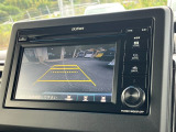 バックモニター装備。画面にて後方の確認が行えるので、バック駐車や車庫入れの際には重宝します。車の運転に慣れない方でも安心のガイドライン表示機能付。