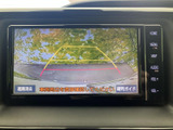後方の映像にガイド線が表示され、駐車時に車両周辺を確認する際の目安になります。目視と合わせて後方の状況を把握しやすく、車庫入れをサポートする装備です。