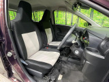 運転席まわりには十分なスペースがあり、大柄な方でもゆったり運転していただける環境です。