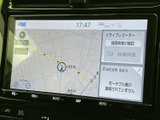 地図表示に加えて音源の接続状況なども画面で確認でき、目的地の確認や音楽の切り替えに活用できます。表示がまとまり、必要な情報を見つけやすい構成です。