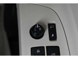 狭い場所も苦になりません。電動格納ドアミラー装備。