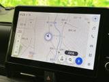 地図上に現在地や周辺の道路が表示され、目的地までのルート確認に役立ちます。画面端には各種メニューも並び、案内表示と必要な項目を見比べながら目的地を設定できます。
