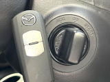 【アドバンストキー】カバンやポケットに入れたままでもドアの施錠・解錠が可能なスマートキーを装備。エンジンのオン・オフ時もカギを取り出す必要が無いからとっても便利です♪