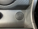 荷室を開ける際に使うスイッチを備え、車内から操作できる便利な装備です。ボタンのマークが見分けやすく、荷物の積み下ろしや日常の乗り降りなど、さまざまな場面で活用いただけます。