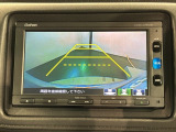 リバースギアに入れるだけで後方の表示へ切り替わります。夜間や雨の日の駐車も楽になりますよ。