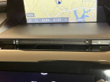 CD・DVDデッキが装着されており、お気に入りのCDやDVDを車内再生できます。