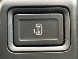 【パワースライドドア】スマートキーや運転席のスイッチでスライドドアの開閉が可能♪電動だから力を入れてドアを開ける必要が無く、小さいお子様でも、重い荷物を持っている時もラクに開け閉めできます♪