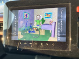 テレビ番組を画面で視聴でき、停車中の待ち時間を過ごす際にも便利です。映像を楽しめる装備が備わり、休憩時など車内で過ごす時間の楽しみを広げてくれます。