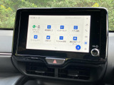 画面上に各種メニューが並び、必要な項目を見つけやすい構成です。タッチ操作に加えて音量調整用のつまみも備わり、日々の移動で使いたい機能へスムーズにアクセスできます。