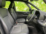 前席は視界が開け、運転席から前方や左右を確認しやすいレイアウトです。シートにはゆったりと腰掛けられ、落ち着いた色調の室内が迎えてくれます。日々の移動も快適にお過ごしいただけます。