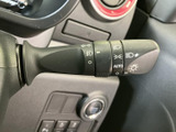 照明や方向指示に関する表示がレバーにまとめられ、運転席から目で確認しやすい配置です。手元で扱えるため、周囲の状況に合わせた運転時の操作を助けます。