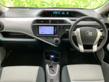 ナビ画面やオーディオ、空調の操作部が中央にまとまり、運転席から確認しやすい配置です。必要な情報へ手を伸ばしやすく、毎日の移動やお出かけをサポートします。