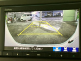 後方の様子を画面で確認でき、黄色のガイド表示も備わっています。駐車時やバックでの移動など、車両周囲を確かめたい場面で役立ちます。