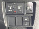 【両側パワースライドドア】スマートキーや運転席のスイッチで後席両側スライドドアの開閉が可能♪電動だから力を入れてドアを開ける必要が無く、小さなお子様でも簡単に開け閉めでき快適です♪