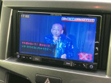 テレビ番組を画面で楽しめる装備を備えています。停車中の待ち時間などに映像を視聴でき、車内で過ごす時間を有効に活用したい方にも便利です。