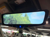 【デジタルインナーミラー】後席の大きな荷物や同乗者で後方が確認しづらい時でも安心!カメラが撮影した車両後方の映像をルームミラー内に表示。クリアな視界で状況の確認が可能です!