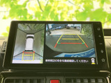 周囲の映像と車両位置を画面上で確認でき、駐車時の安全確認をサポートします。画面内の案内表示も見やすく、車庫入れや縦列駐車など日常の駐車シーンで便利にお使いいただけます。