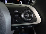 アダプティブクルーズコントロール機能付きです。走行中に先行車の様子を検知しながら、設定した車速の範囲内で先行車との距離のキープを支援します。詳細は販売店スタッフまでおたずねください。