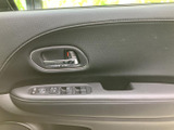 ドアまわりにウインドウ操作部などがまとまり、運転席から手元で扱いやすい配置です。各スイッチの位置を確認しやすく、窓の開閉やドアの操作を日常の場面でスムーズに行えます。