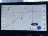 画面には地図が表示され、現在地や周辺の道路を確認できます。目的地検索などの表示も見やすく、初めての場所へ向かう際も案内に沿って使いやすい装備です。