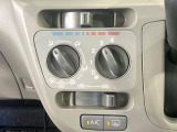 寒い冬も暑い夏も全席に快適な空調を届けてくれる、ダイヤル式エアコンを装備♪