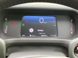 中央の画面に速度やシフト位置、各種表示をまとめ、左右には燃料などの情報を配置。必要な情報を運転席から確認しやすく、表示が整理されたメーターまわりです。