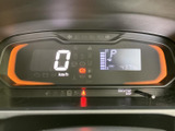 速度や燃料残量などの情報がひと目で確認できる表示で、運転中も必要な情報を把握しやすい構成です。視認性に配慮されたレイアウトで、毎日の運転を落ち着いてサポートします。
