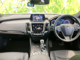 運転席まわりは前方の視界が広く、メーターや中央の画面も確認しやすい配置です。ゆとりある座席とすっきりした足元で、日々の移動も落ち着いて過ごせます。