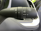 レバーには点灯状態を示す表示がまとまり、目で確認しやすいデザインです。運転席から手の届く位置にあり、日常の運転で使用する操作を身近にまとめた、使い勝手に配慮された装備です。
