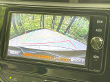 【バックカメラ】駐車時に後方がリアルタイム映像で確認できます。大型商業施設や立体駐車場での駐車時や、夜間のバック時に大活躍!運転スキルに関わらず、今や必須となった装備のひとつです!