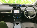 センターにまとまったナビ画面と操作部で、運転席から各種機能を確認しやすい配置です。前席から手が届きやすく、日々の移動中も必要な情報へスムーズにアクセスできます。