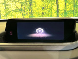 【8.8インチマツダコネクト】車内の雰囲気にマッチした大型のディスプレイ。スマホ接続でのナビ使用やBluetooth再生等、様々な機能が楽しめます。直感的なダイヤル操作が可能で、使い勝手も良好です。