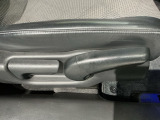 シートハイトアジャスターが付いているので運転姿勢を調整するのに便利ですね。身長に合ったシートポジションは安全運転や疲労軽減にもつながります。