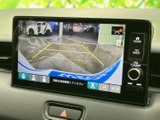 後方の様子を画面で確認でき、駐車時の周囲確認をサポートします。目安となるガイド表示も備わっており、車庫入れや狭い場所での駐車時に心強い装備です。
