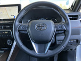 ステアリングに複数のスイッチを備え、手元から車内の機能にアクセスできます。運転中も視線移動を抑えて操作しやすく、音量調整など日常的に使う機能を手元で扱えるのが便利です。
