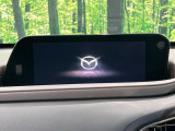 【10.25インチマツダコネクト】車内の雰囲気にマッチした大型ディスプレイ。スマホ接続でのナビ使用やBluetooth再生等、様々な機能が楽しめます。直感的なダイヤル操作が可能で、使い勝手も良好です。