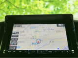 周辺の道路や地名が表示される地図画面を備え、現在地を確認しながら目的地までのルートを設定できます。見やすい大画面で、初めての場所へのお出かけにも役立ちます。
