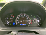 速度や燃料残量などの情報がまとまって表示され、運転席から確認しやすいレイアウトです。必要な情報を把握しやすく、日々の運転を落ち着いてサポートします。